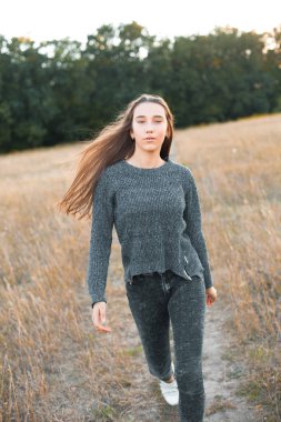 Sahada uzun saçlı yürüyüş ile genç kadın