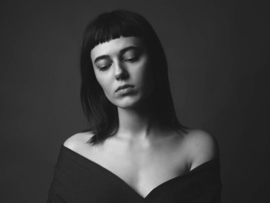 Stüdyodan üzgün genç kadın. Siyah beyaz.