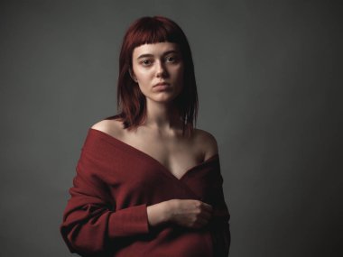 Stüdyoda güzel üzgün kadın