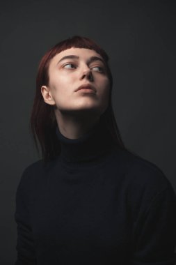 Stüdyo siyah kazak genç kadın