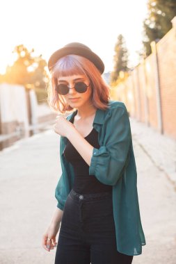 Sokakta yürürken moda genç kadın.