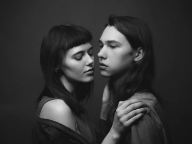 Aşık bir çift. Siyah beyaz