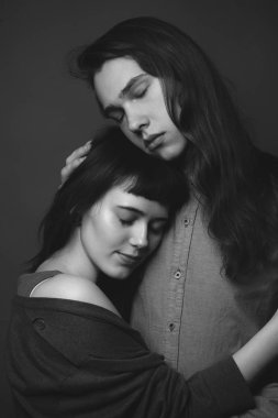 aşık genç bir çift. siyah ve beyaz