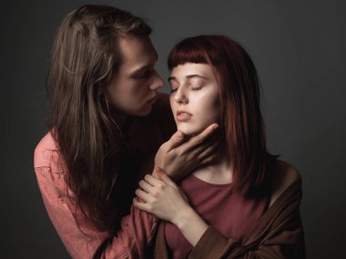 Gri arka planda tutkulu çift