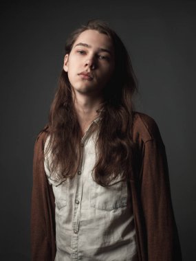 Studio yakışıklı genç.