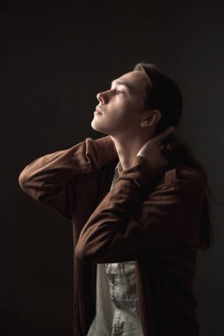 Profildeki yakışıklı genç adamın portresi. Düşük anahtar