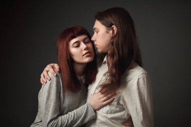 Siyah arka planda birbirine aşık çift