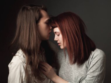 Tutkulu güzel bir çift. Stüdyo portre.