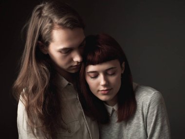 Siyah arka planda aşık çift. Düşük anahtar