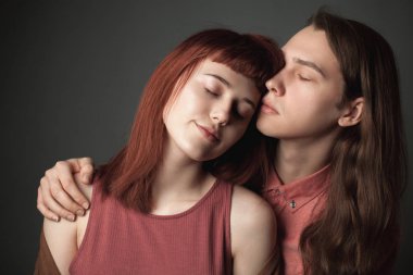 Genç kadın ve yakışıklı adam sarılıyor