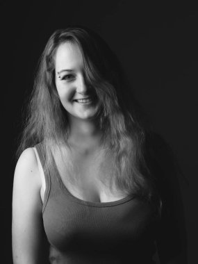 Güzel kadın gülümsüyor. Siyah beyaz.