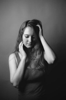 Gri arka planda genç kadın