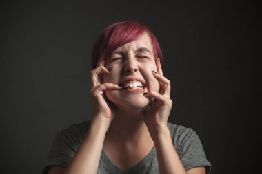 Studio kızgın kadın.