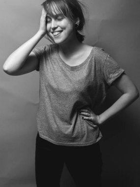 Stüdyodan alışılmadık bir kadın. Siyah beyaz