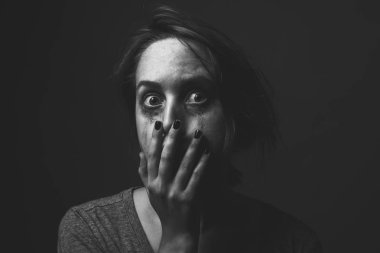 Korkmuş genç kadının portresi. Siyah beyaz