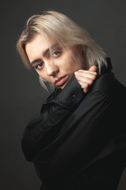 Siyah gömlekli genç kadın.