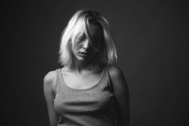 Genç Sarışın kadın. Stüdyo portre. Siyah beyaz.