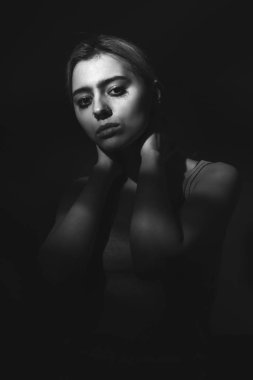 Derin gölgelerdeki genç kadın. Siyah beyaz