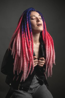 Yapay örgü ile tutkulu genç kadın