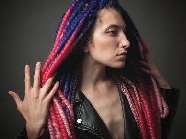 Renkli örgü ile güzel genç kadının portresi.