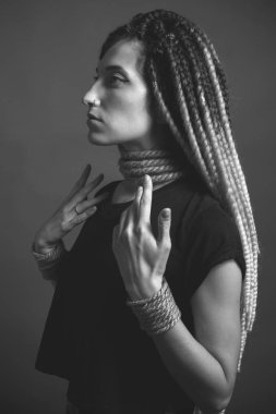 Stüdyodan örgü ve ipleri olan genç bir kadın. Siyah beyaz