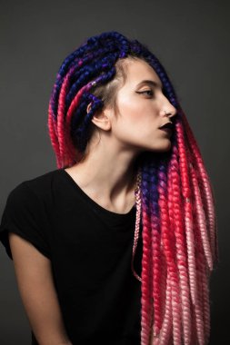 Stüdyoda renk örgü ile kız