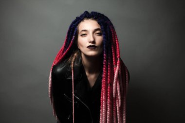 Stüdyoda örgü ile sevimli kadın