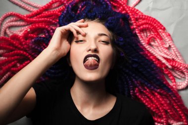 Alışılmadık saçlı kadın yerde yatıyor