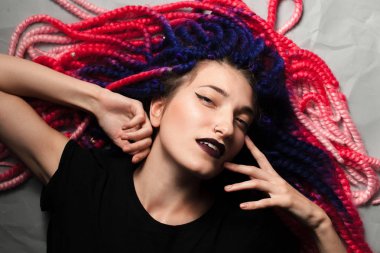 Güzel genç kadın, yanlış örgüler yerde yatıyor