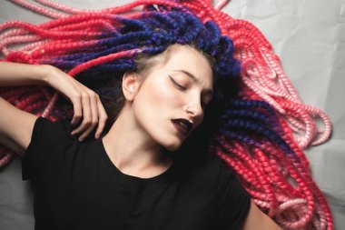 Sahte örgü ile genç kadın yerde yatıyor