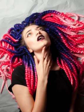 Olağandışı saç kesimi ile tutkulu kız katta yatıyor