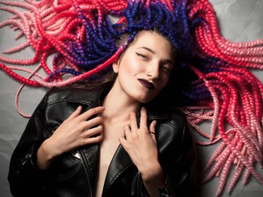 Sahte renk örgü ile genç kadın yerde yatıyor