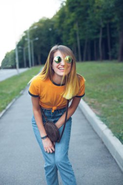 Sokakta yürüyüş neşeli kadın.