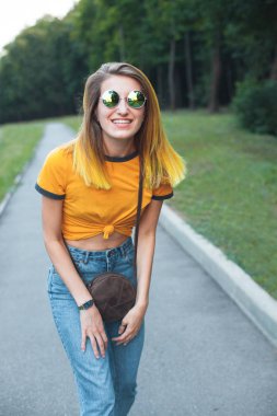 Sokakta yürüyüş neşeli genç kadın.