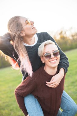 iki güzel genç kadın dışarıda eğleniyor.