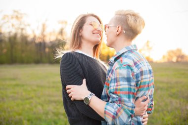 İki çekici genç kadın alan üzerinde sarılmak.