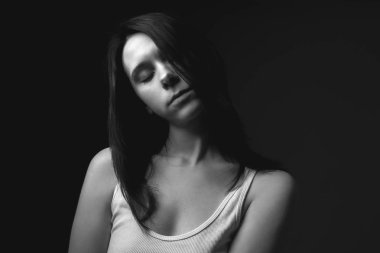 Androjen genç kadın. Düşük anahtar. Siyah beyaz