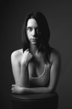 Androjen genç kadının portresi. Siyah beyaz