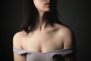 Çıplak omuzlu nazik genç kadın