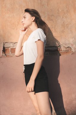 Çekici kadın gece ışığında duvar yakın poz