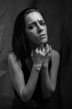 Stüdyodan üzgün genç kadının portresi. Siyah beyaz.