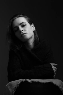 Stüdyodan genç bir kadın. Düşük anahtar. Siyah beyaz