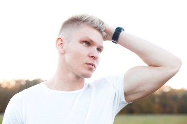 Doğa yakışıklı genç adam