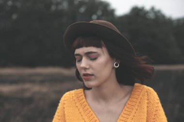 Bulutlu havalarda açık havada yürüyen genç kadın