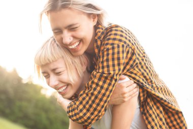 iki güzel genç kadın dışarıda eğleniyor