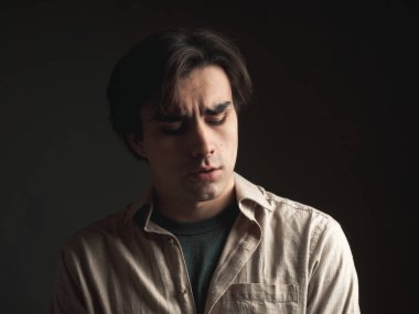 Stüdyo yakışıklı genç adam portresi