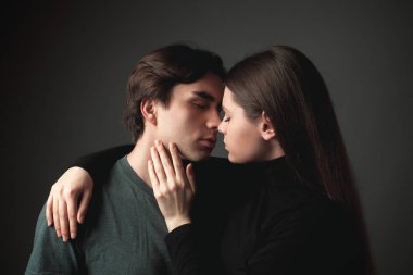 Gri arka planda aşık çift. Studio