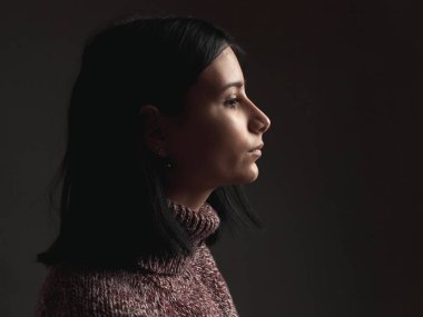 Stüdyoda güzel esmer kadın. Profil