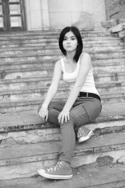 basamaklarında oturan genç kadın