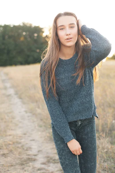 Beautiful Girl Stadning Field Sunset — Stock Photo, Image